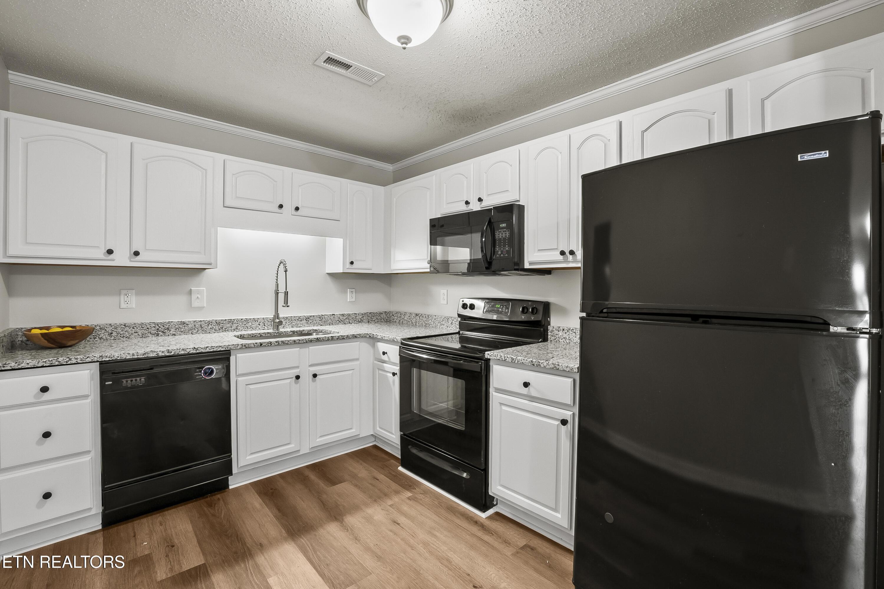 Image 2: 100 Village Way 37763-038