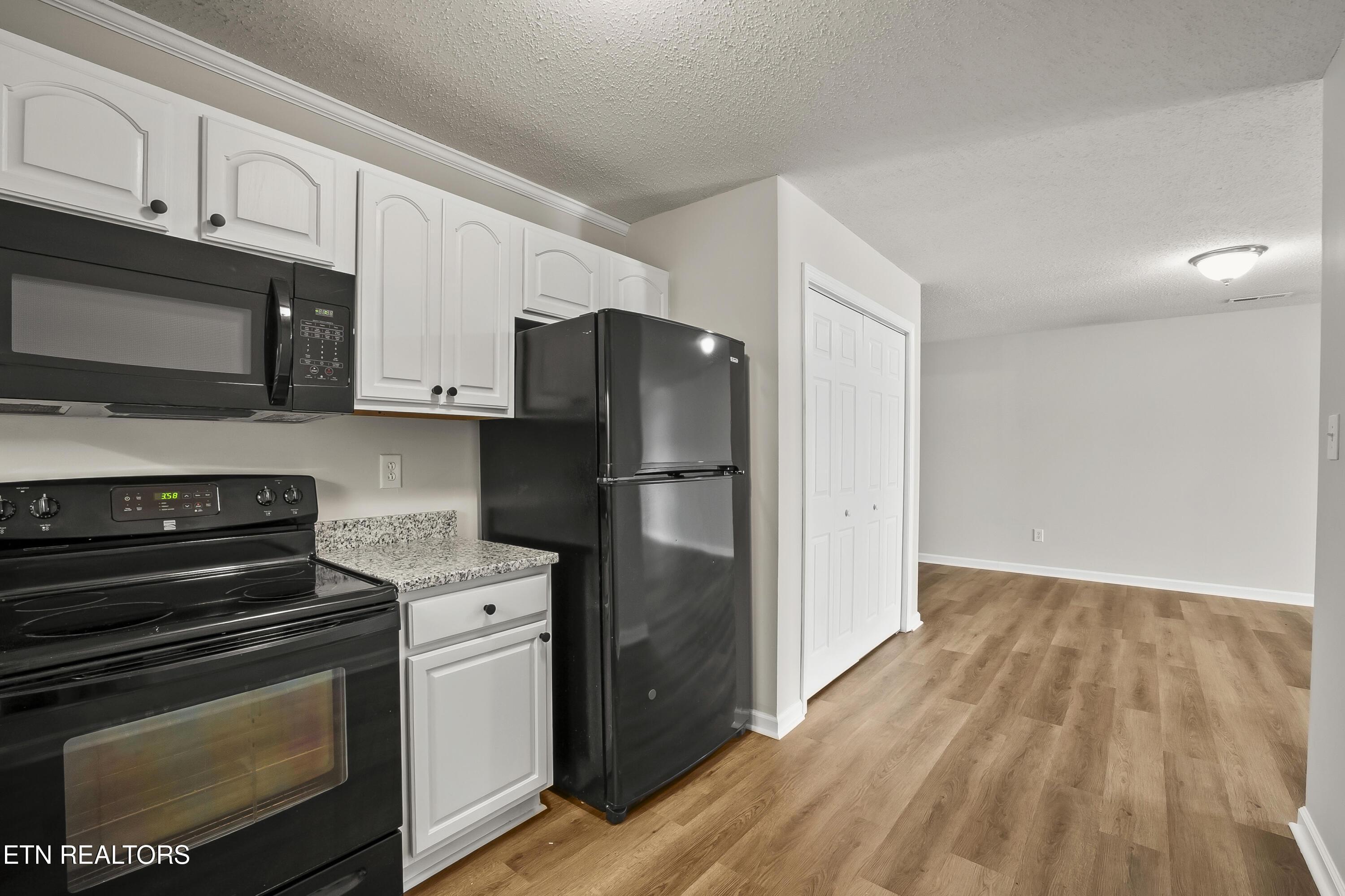 Image 3: 100 Village Way 37763-043