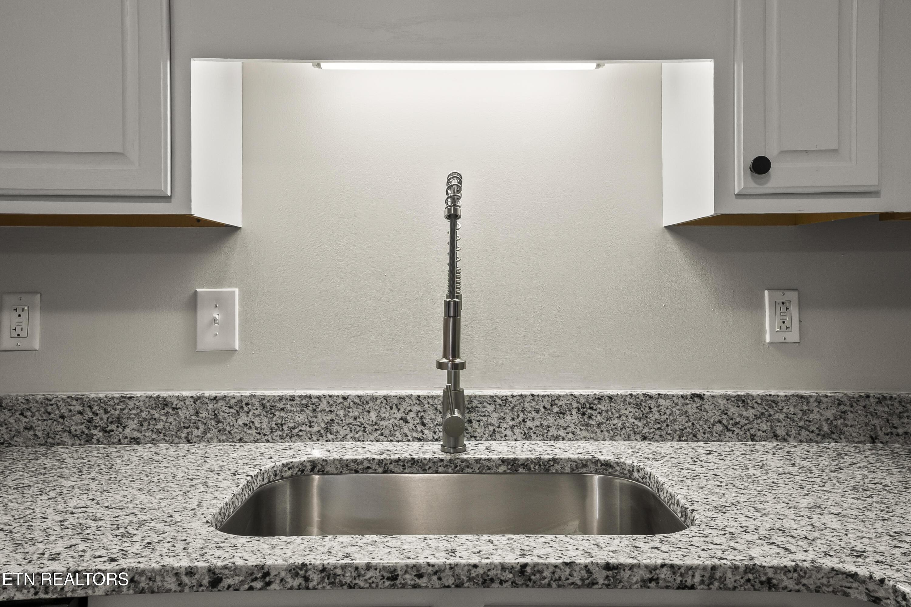 Image 4: 100 Village Way 37763-046
