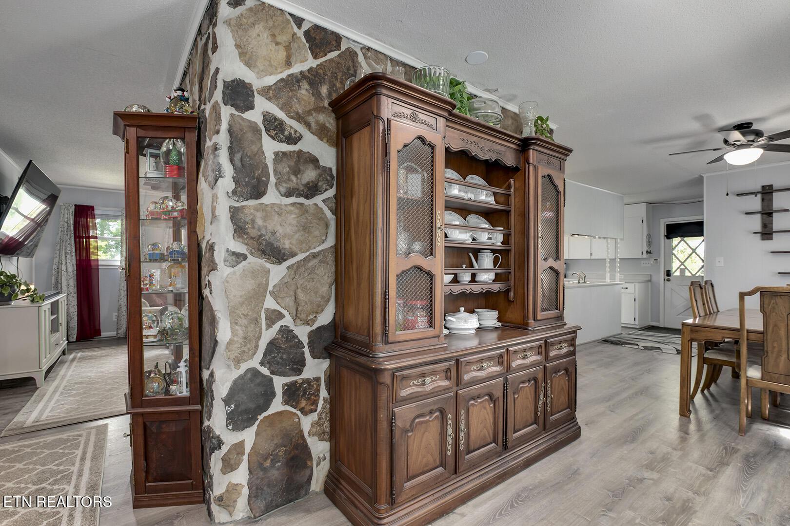 Image 4: 04_SugarGroveValleyRoad_2163_EntryView