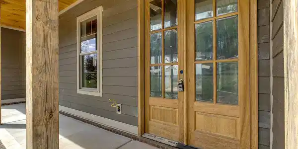 Image 3: 07_RiverRoad_542_FrontPorch