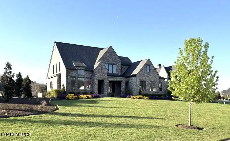 Image 1: Gorgeous new construction
