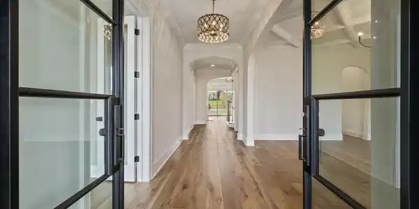 Image 4: Front Entrance