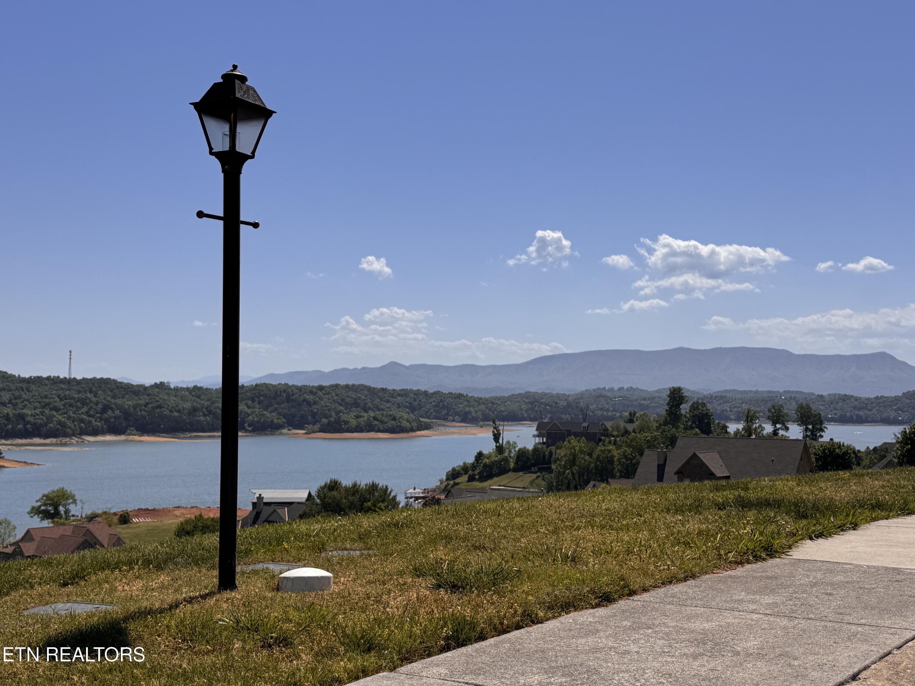 Image 4: VIEWS IN EVERY DIRETION