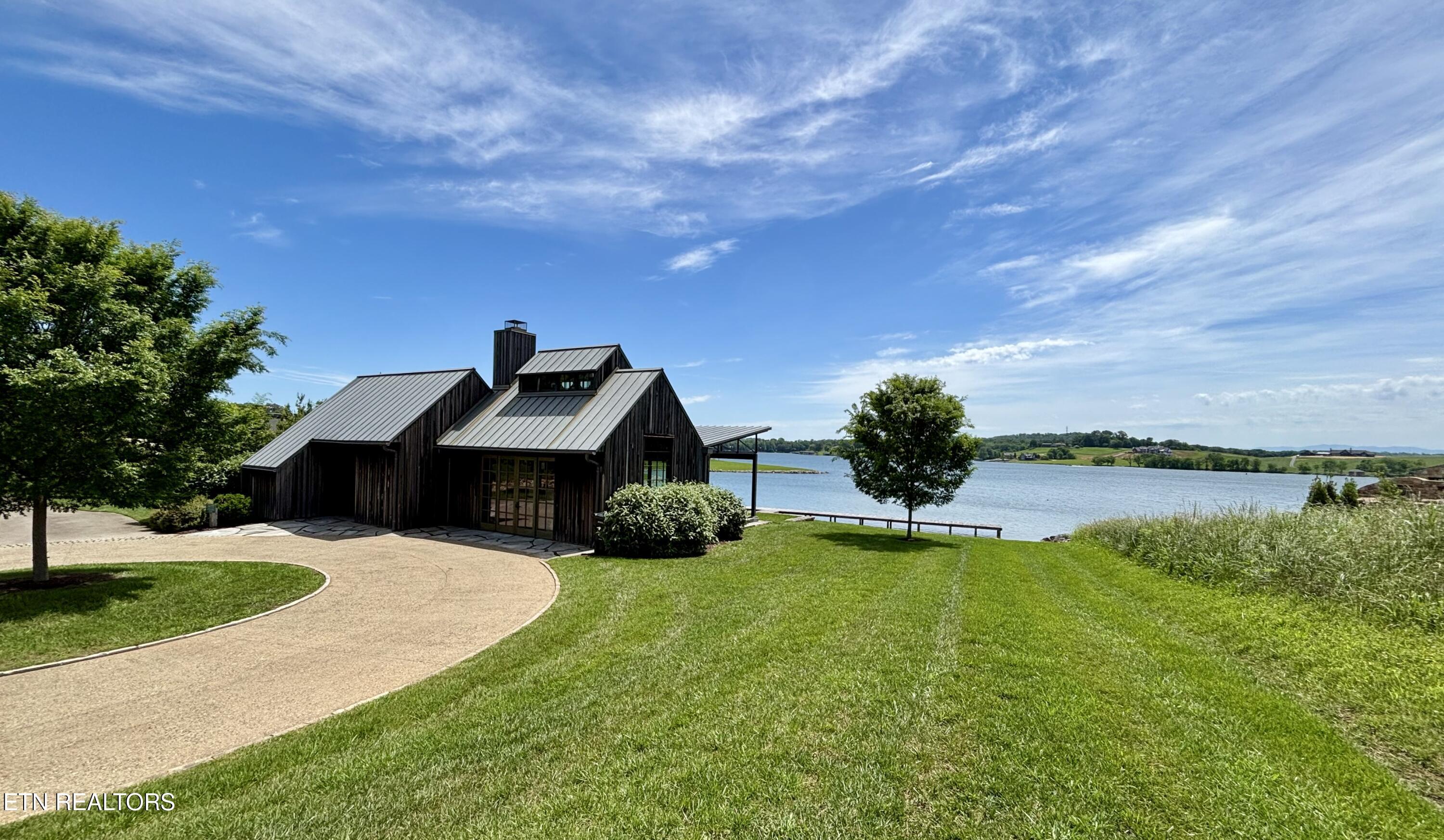 Image 4: Harbor House landscape