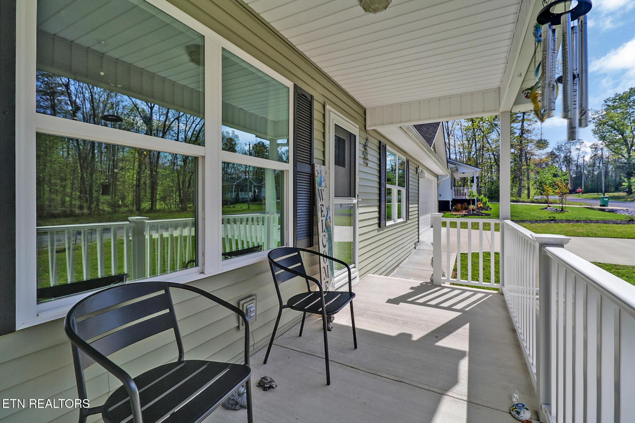 Image 4: COVERED FRONT PORCH