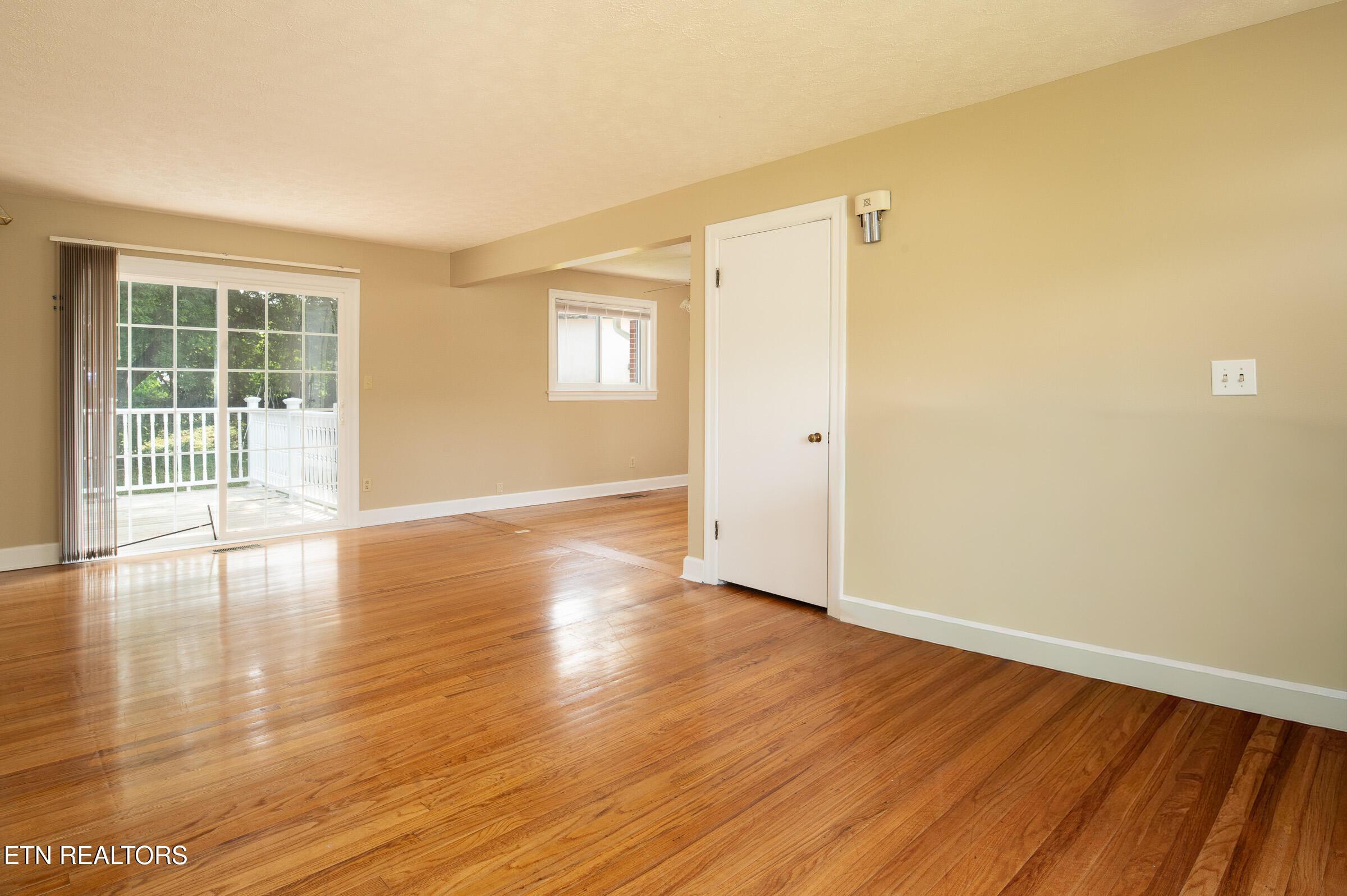 Image 3: Living Room