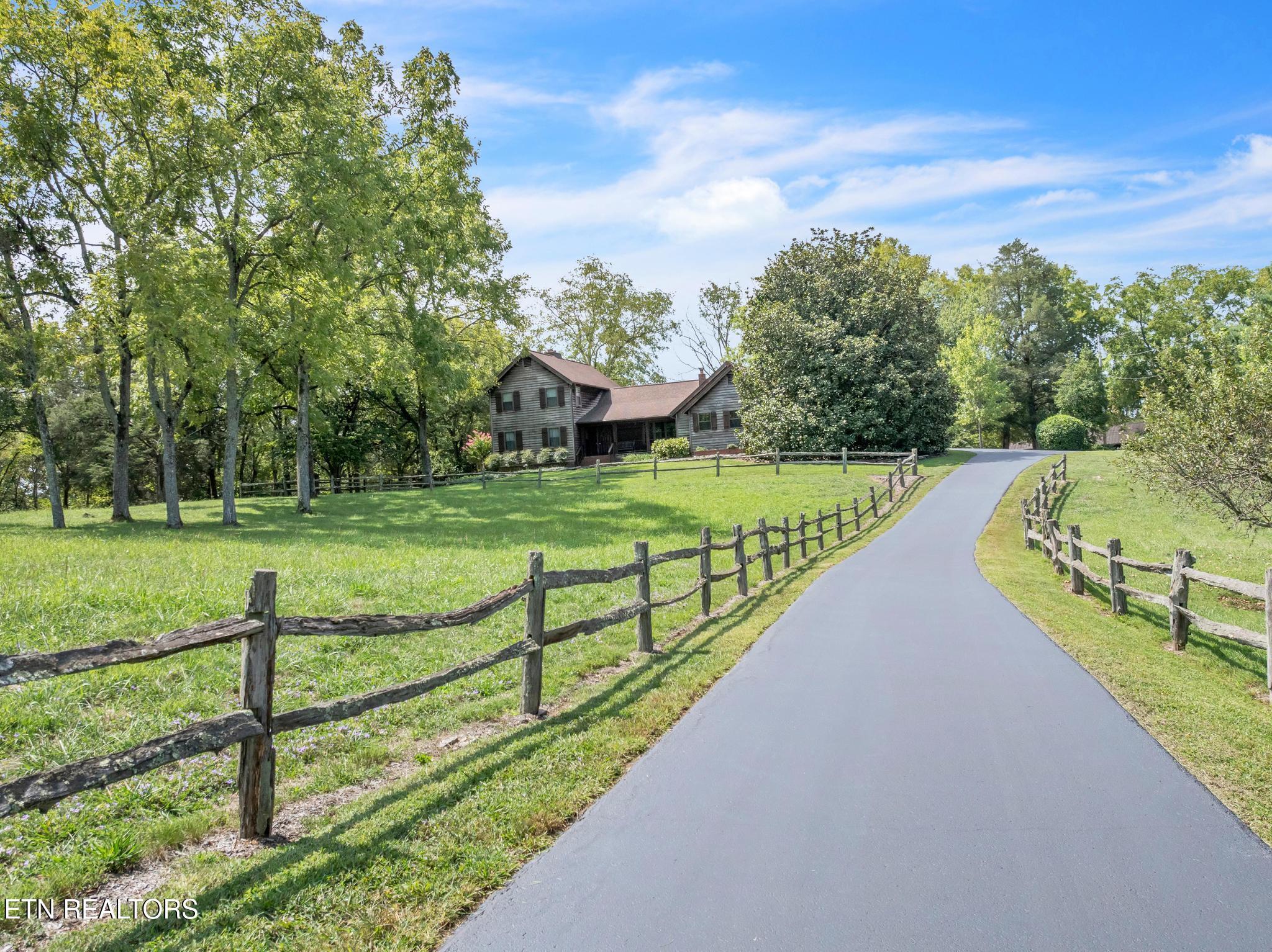Image 1: Winding drive far away