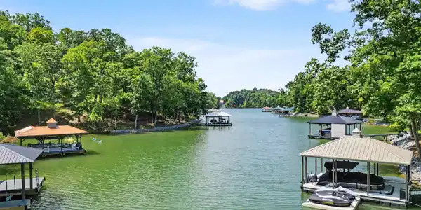 Image 2: Gorgeous lakefront