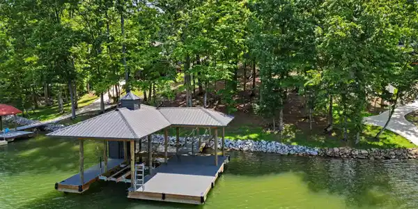 Image 3: Dock accomodates up to 25ft boat