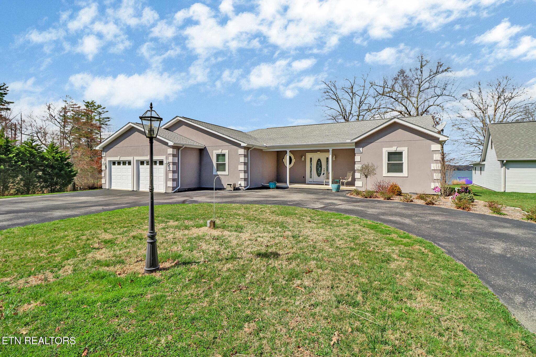 Image 2: Circle Driveway!