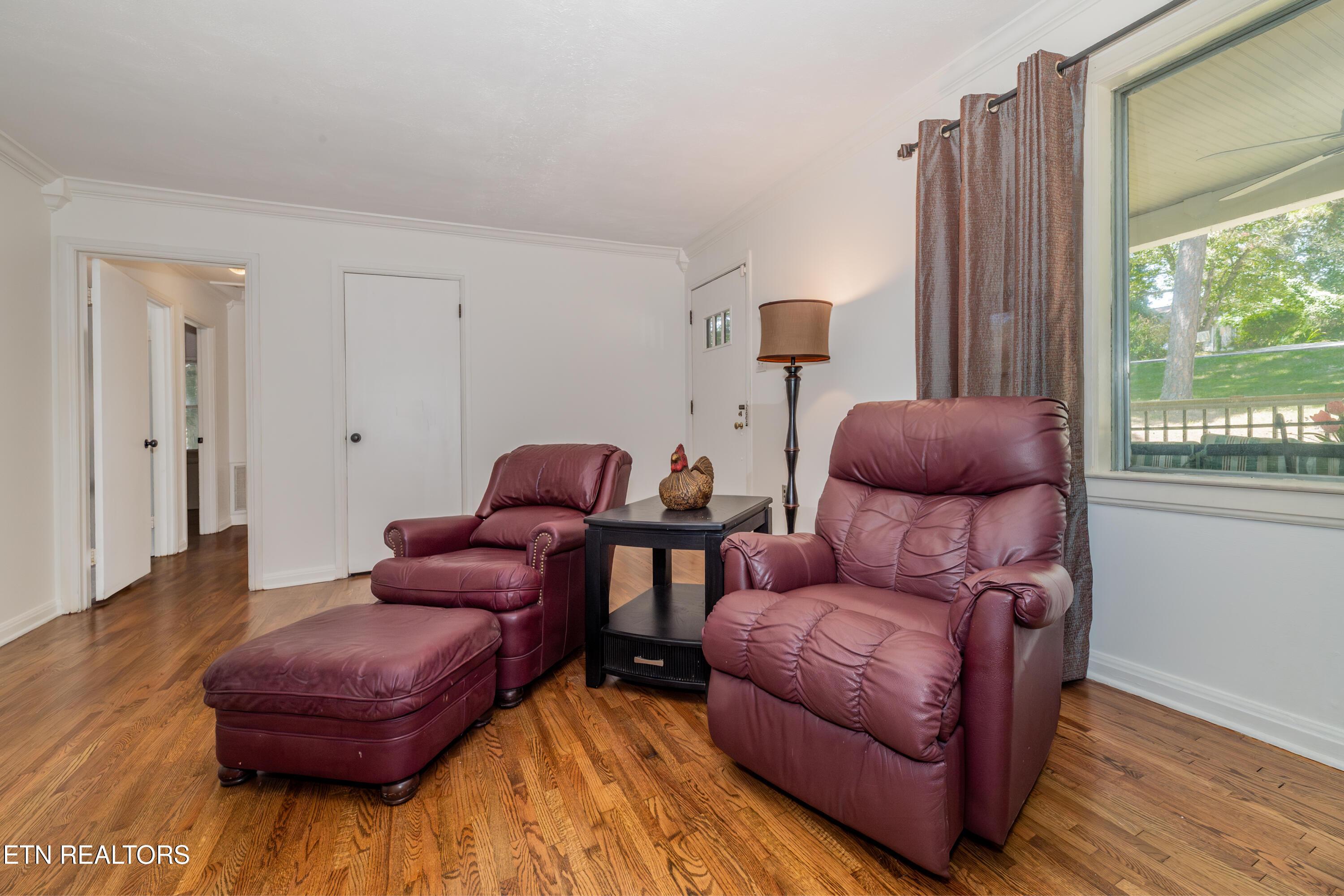 Image 4: Living room