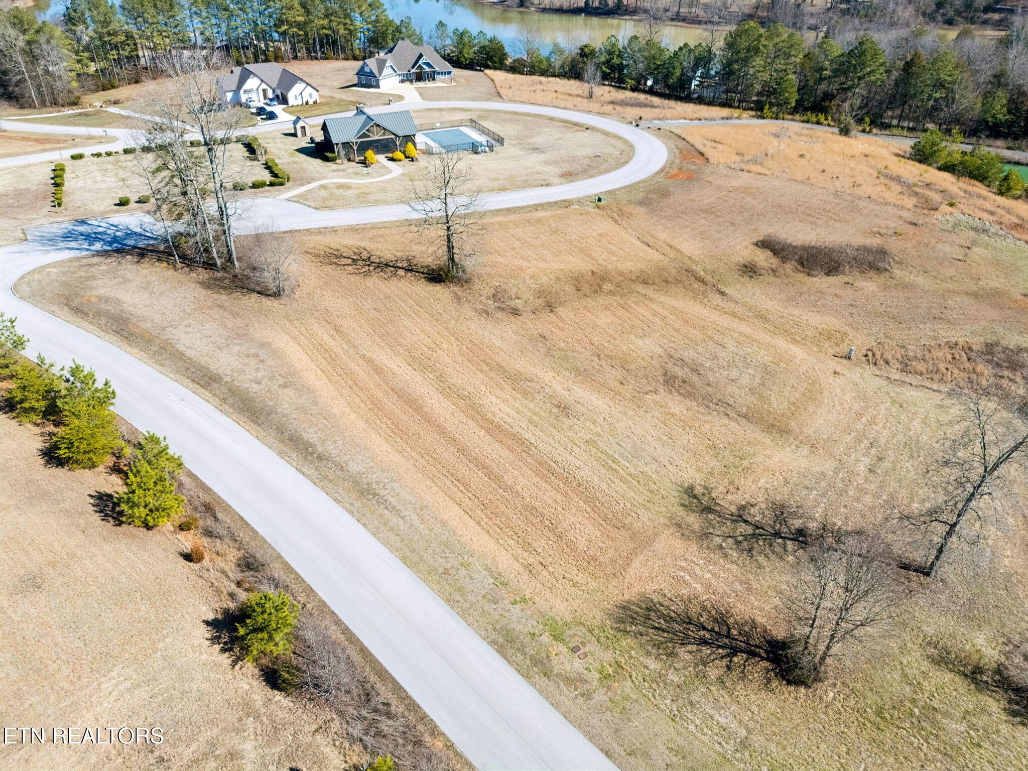 Image 2: 332 Enclave Wy - 006