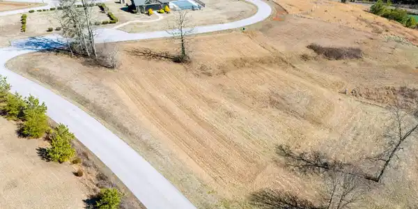 Image 2: 332 Enclave Wy - 006