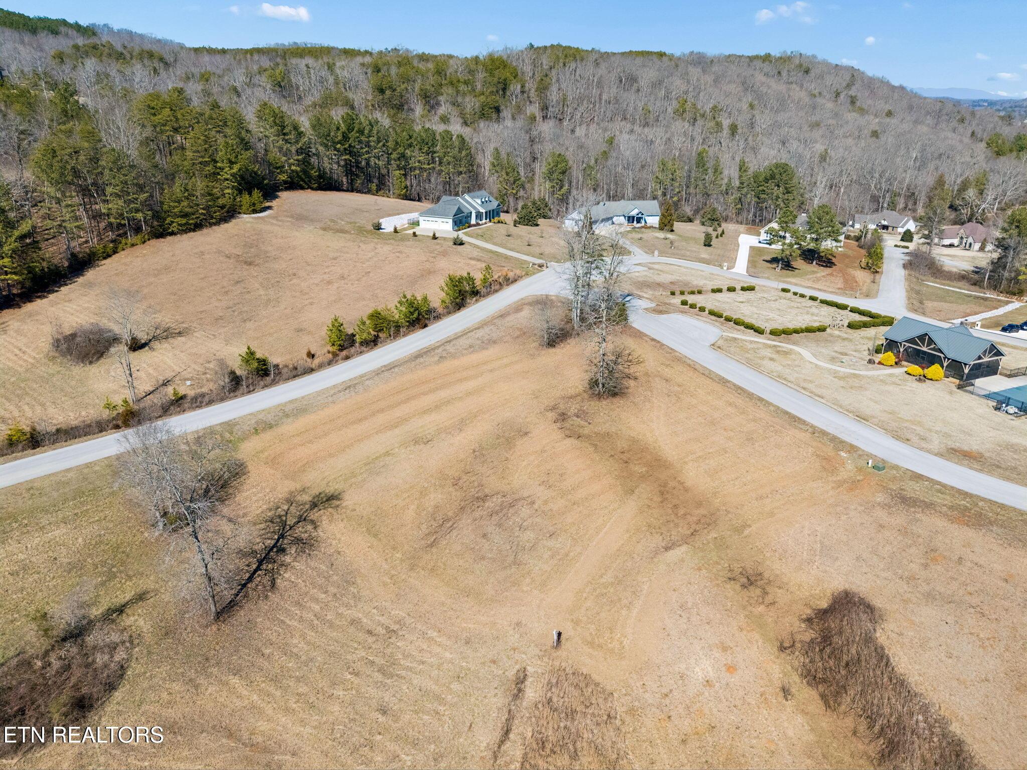 Image 3: 332 Enclave Wy - 007