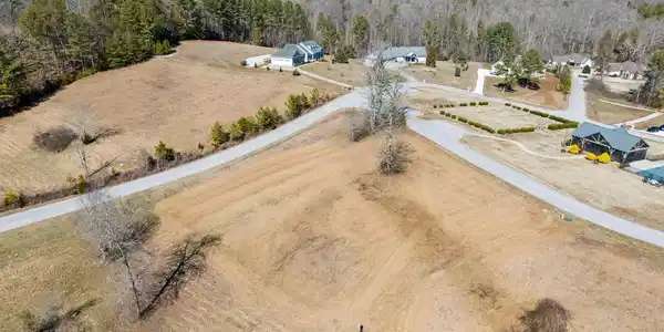Image 3: 332 Enclave Wy - 007