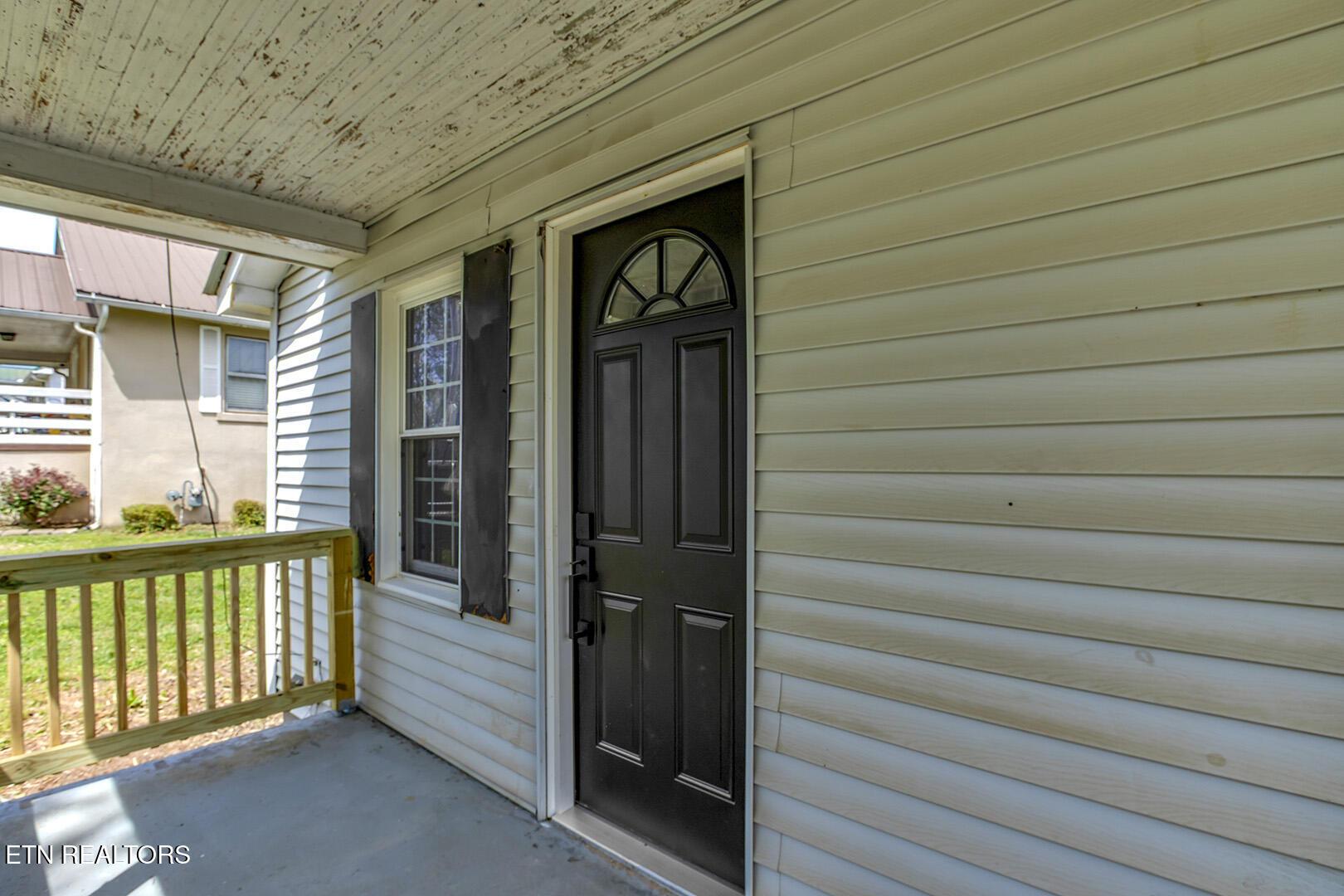 Image 3: 03_GroveStreet_1315_FrontPorch