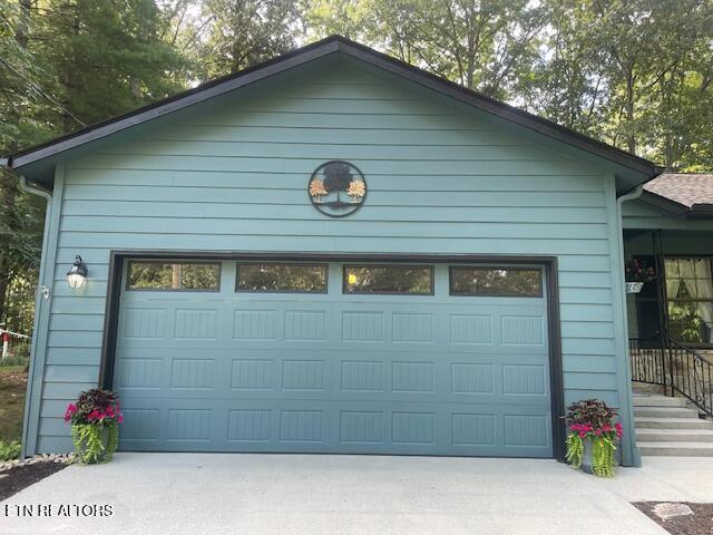 Image 4: Closeup of Garage