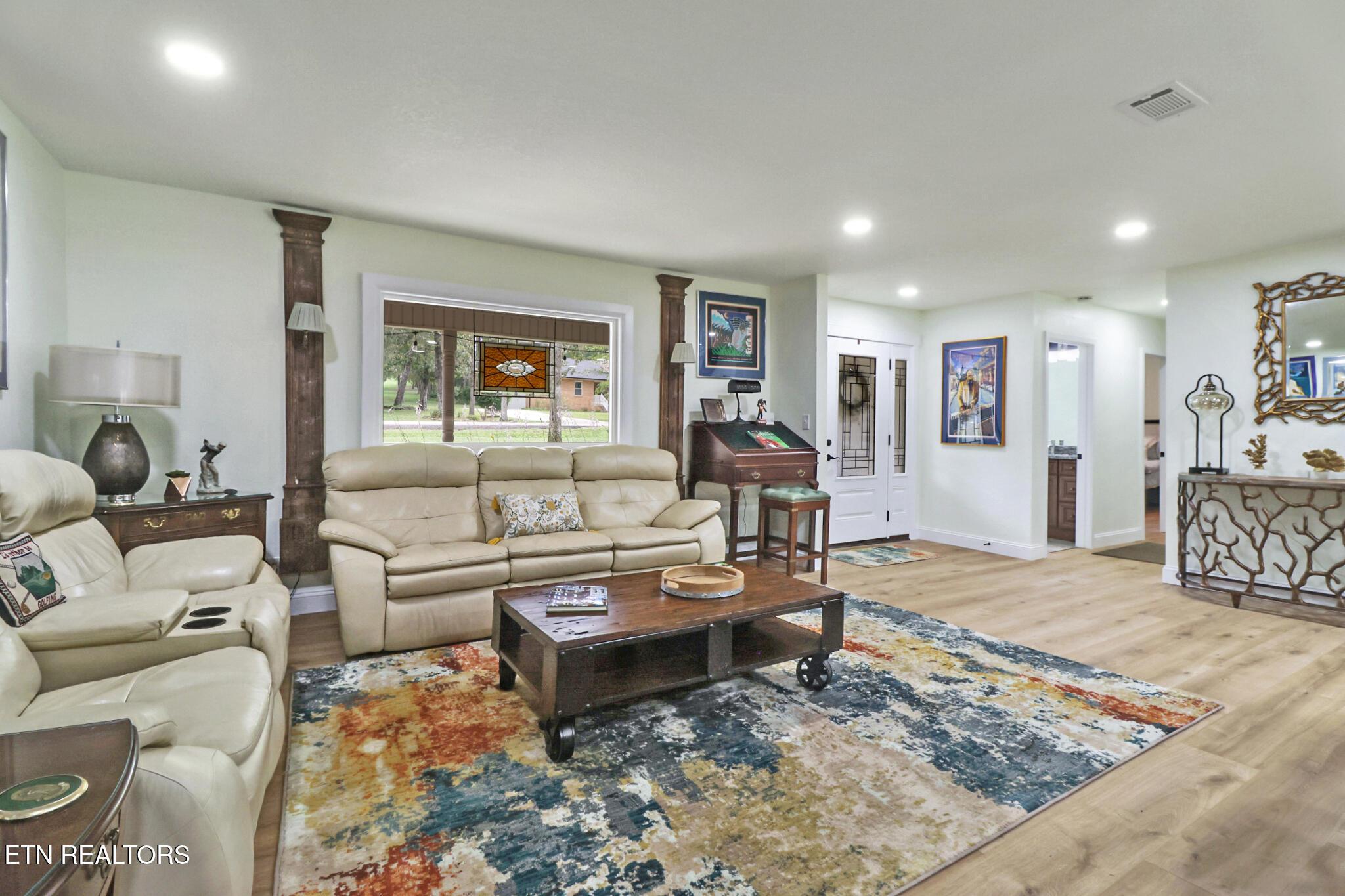 Image 3: FAMILY ROOM/ENTRY