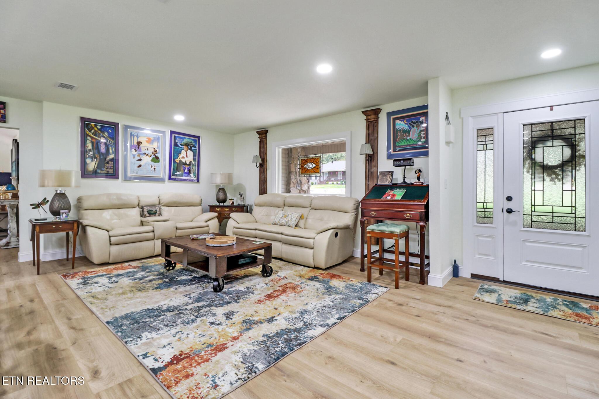 Image 4: Family room