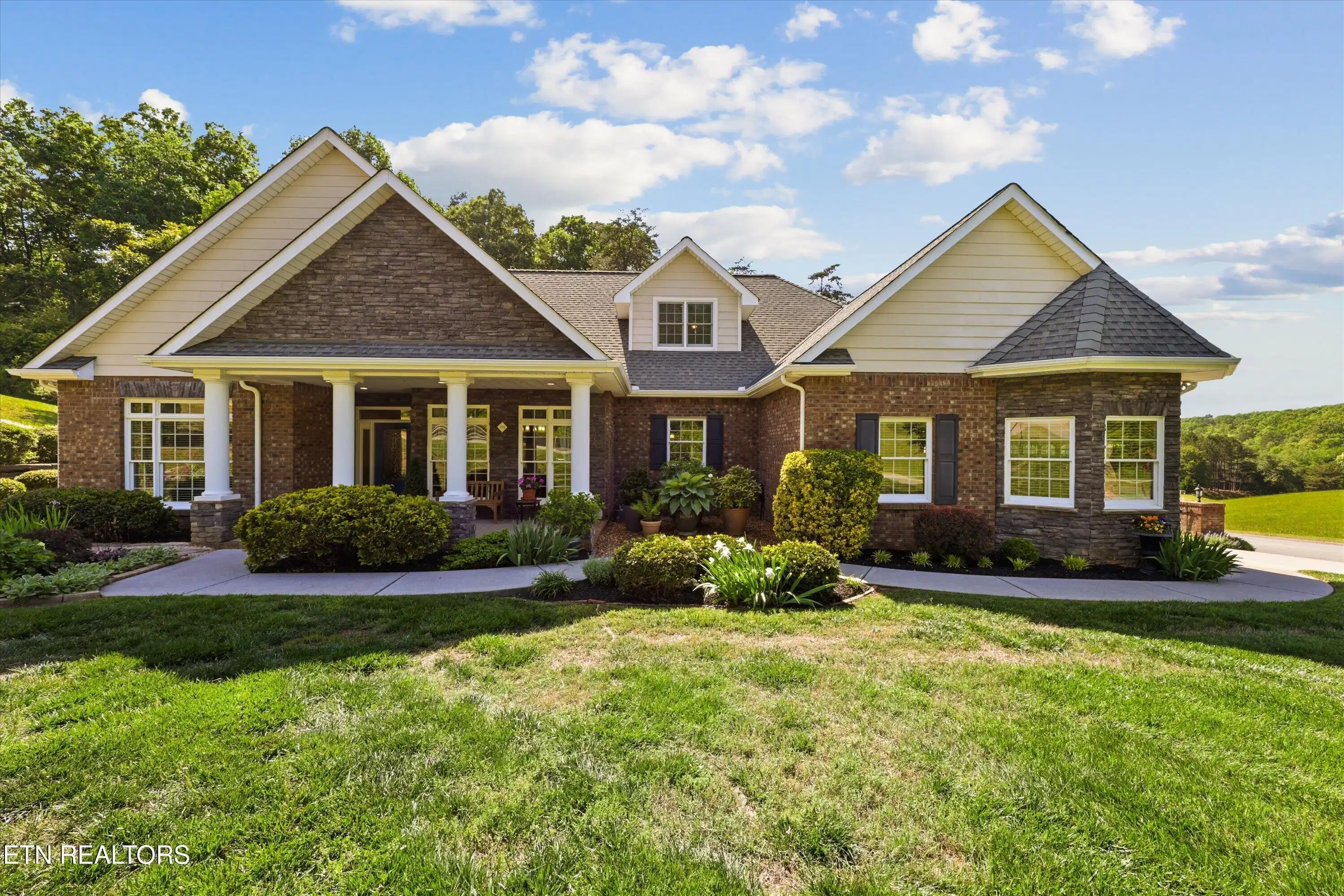 Image 1: Beautiful Home in Lakefront Community