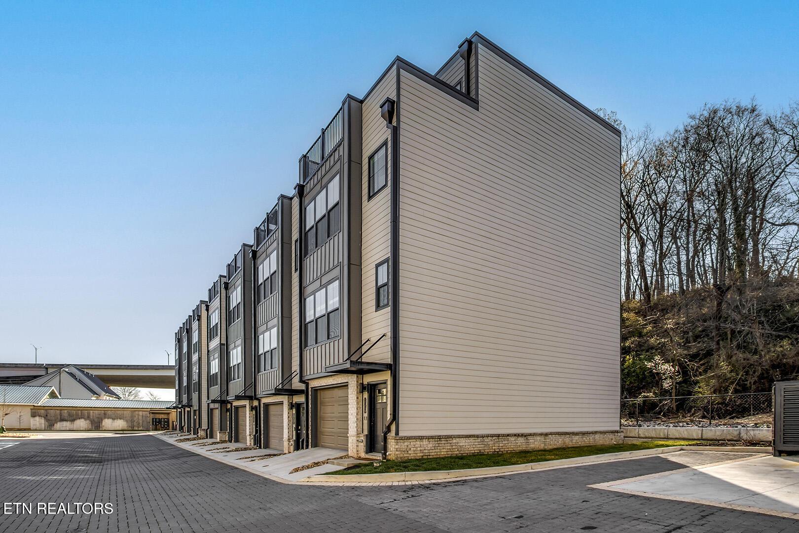 Image 3: 02_RiverForkWay_1108_FrontRight