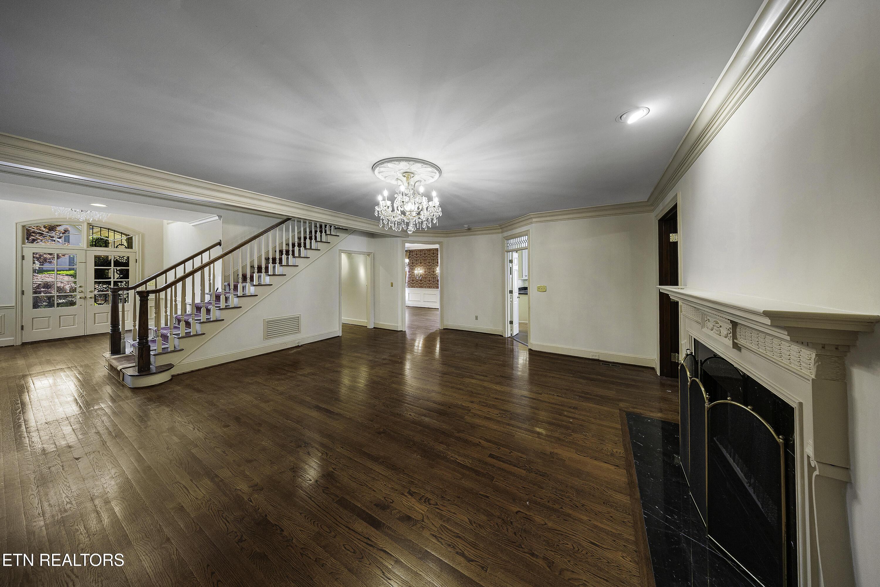 Image 3: Living Room