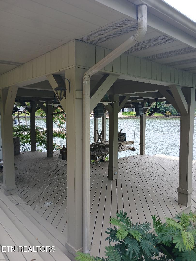 Image 4: Boat Dock has an electric lift