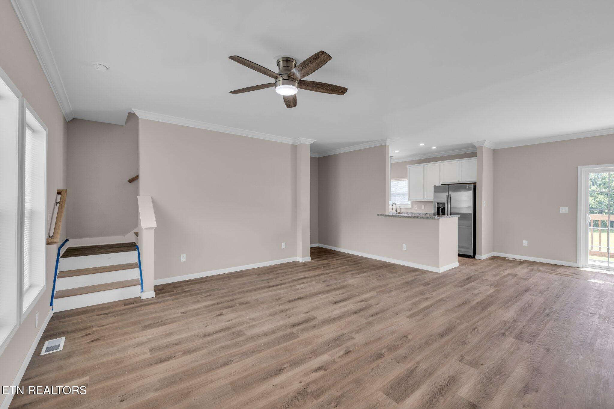 Image 3: 28-web-or-mls-185-waters-edge-dr (1)