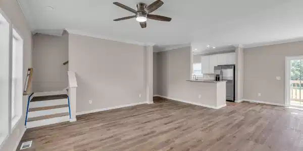Image 3: 28-web-or-mls-185-waters-edge-dr (1)