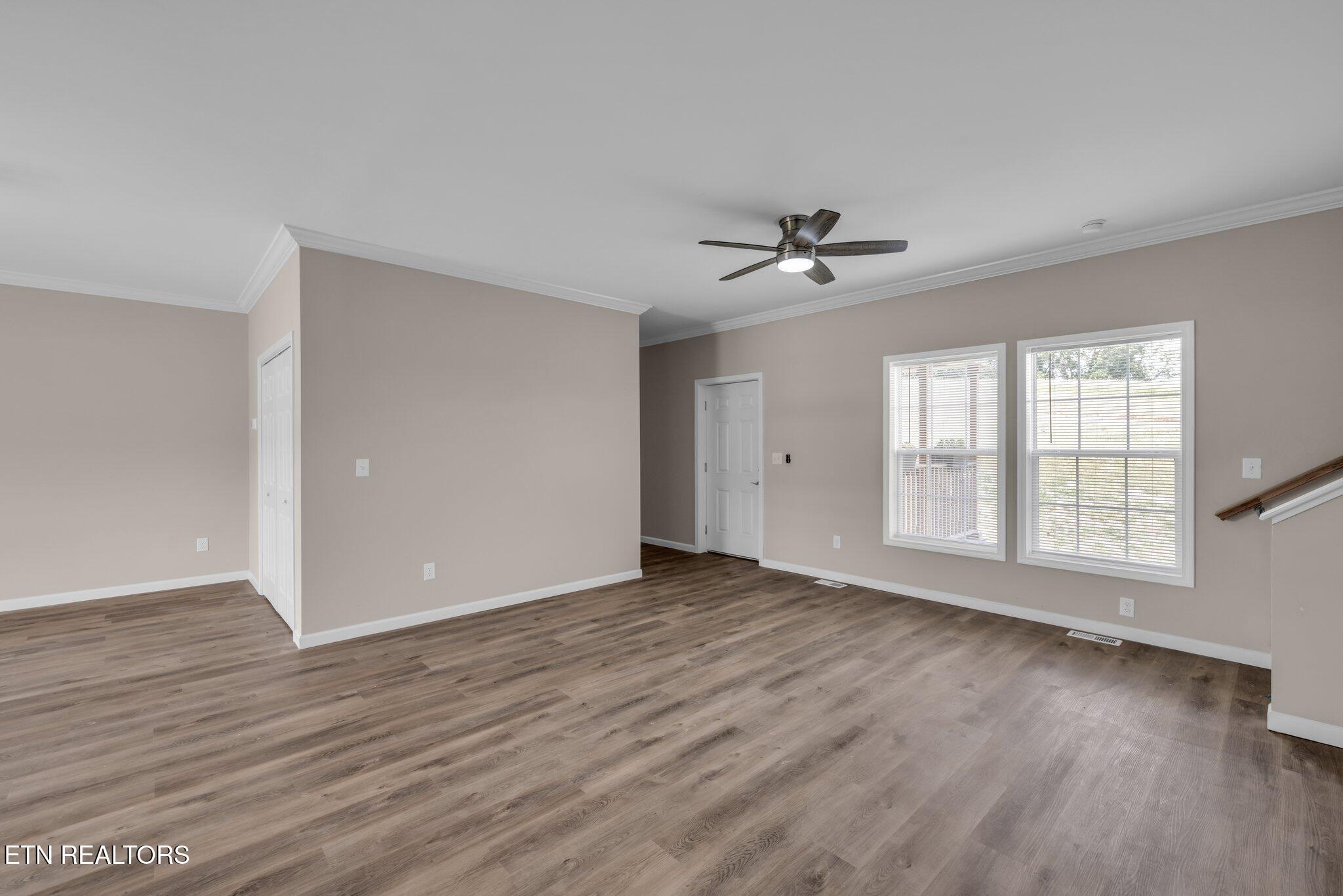 Image 4: 29-web-or-mls-185-waters-edge-dr (1)