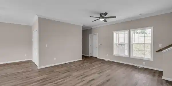 Image 4: 29-web-or-mls-185-waters-edge-dr (1)