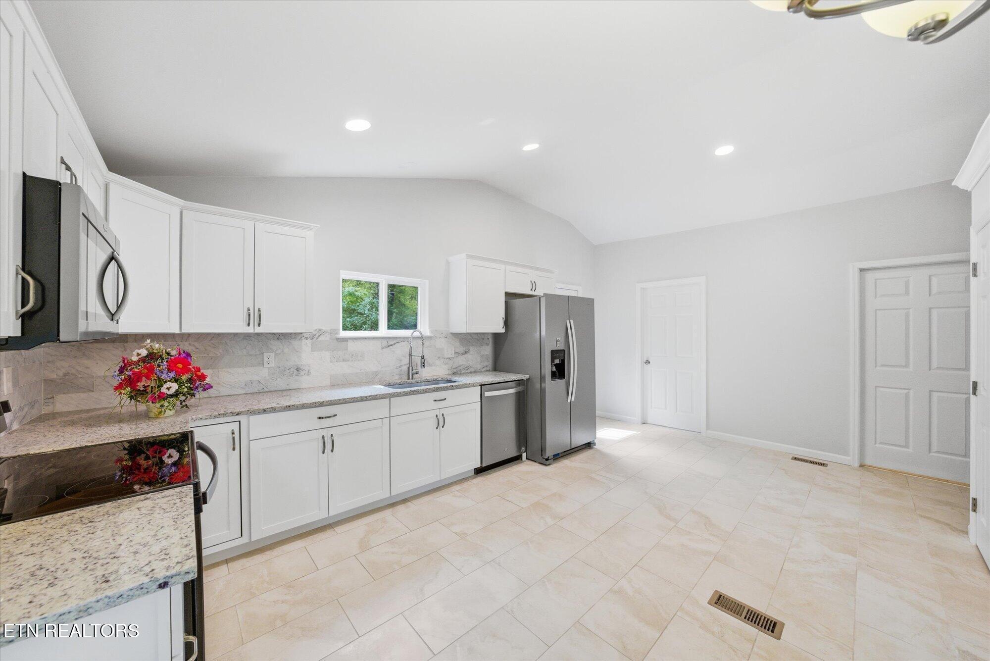 Image 4: Kitchen