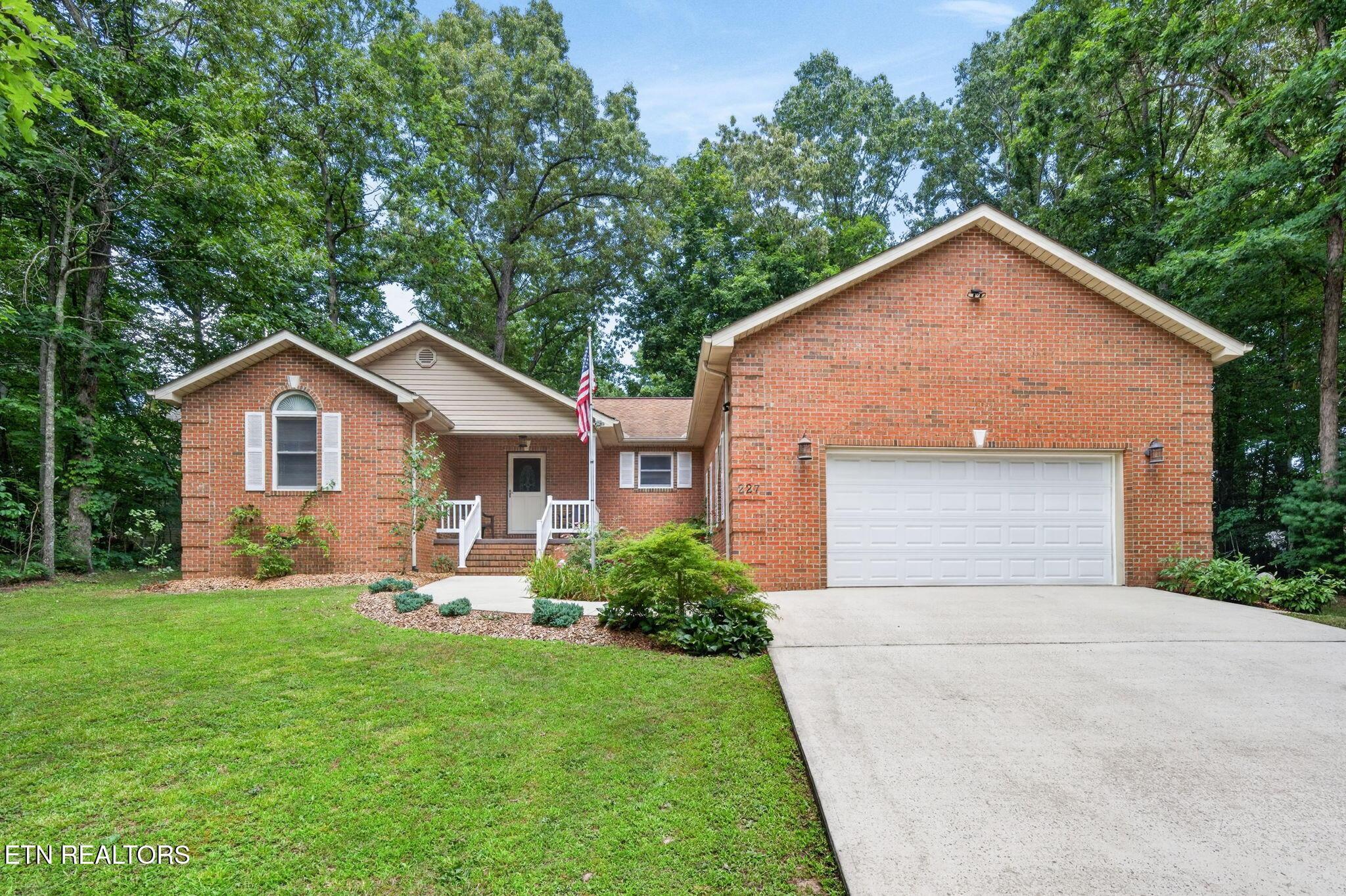 Image 2: 2-web-or-mls-227 St George Dr_004_TNPC