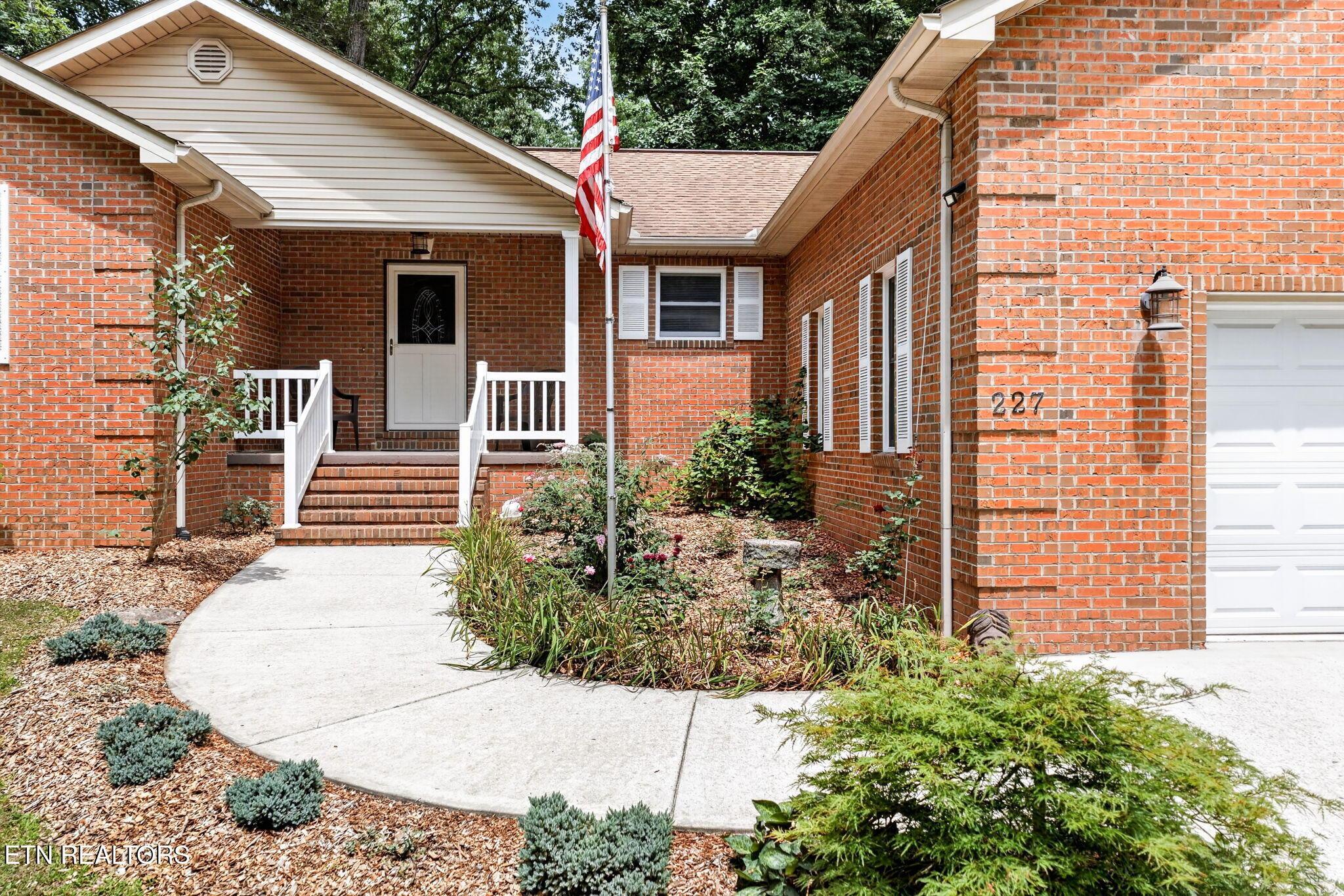 Image 3: 3-web-or-mls-227 St George Dr_006_TNPC