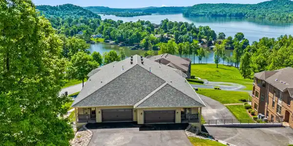 Image 4: Lakeside-Reserve-Condos-67-1-1