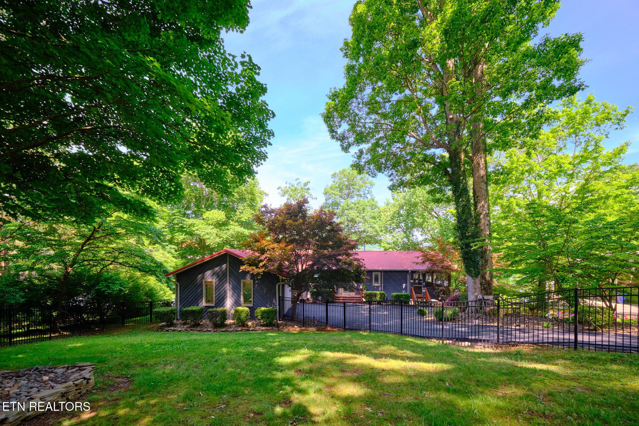 Image 2: 817 Lakewood Dr. 49