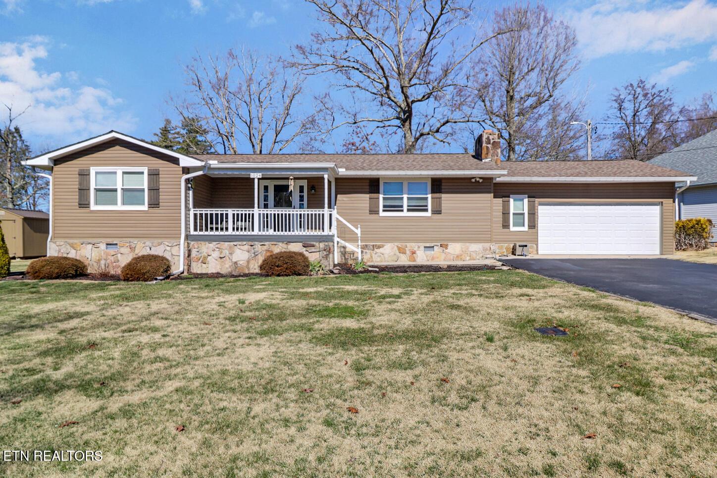 Image 1: Golf Course Front Home