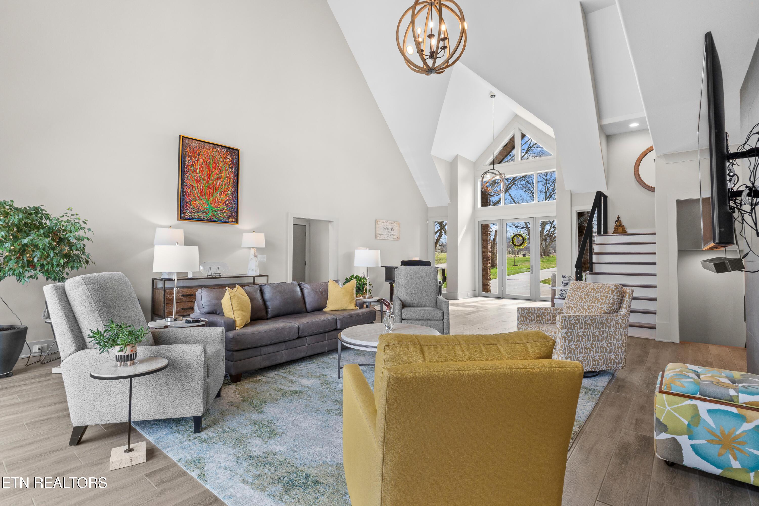 Image 2: 28' Ceilings!