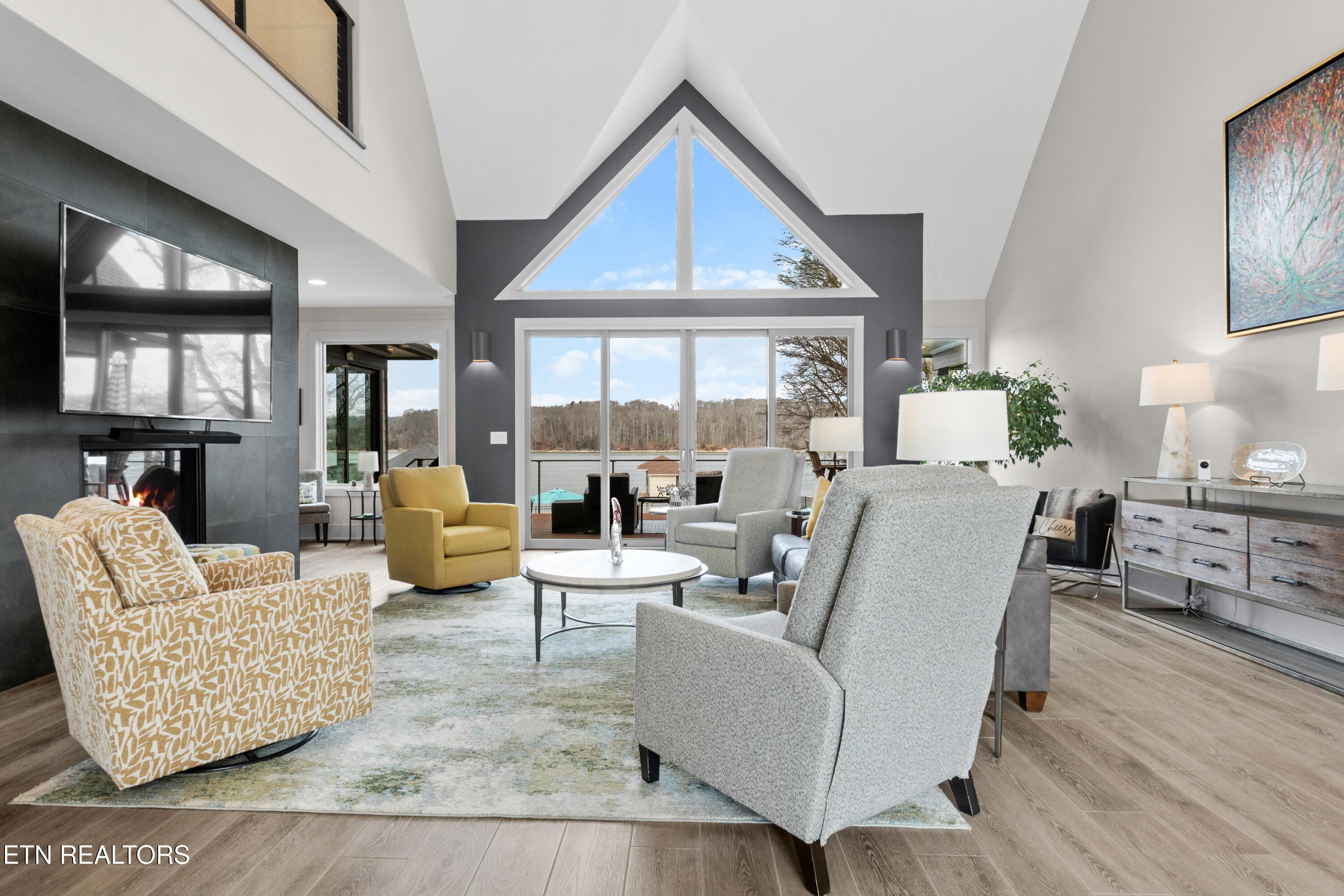 Image 3: Lots of Natural Light!