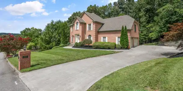 Image 2: 815 Foxfield ln01