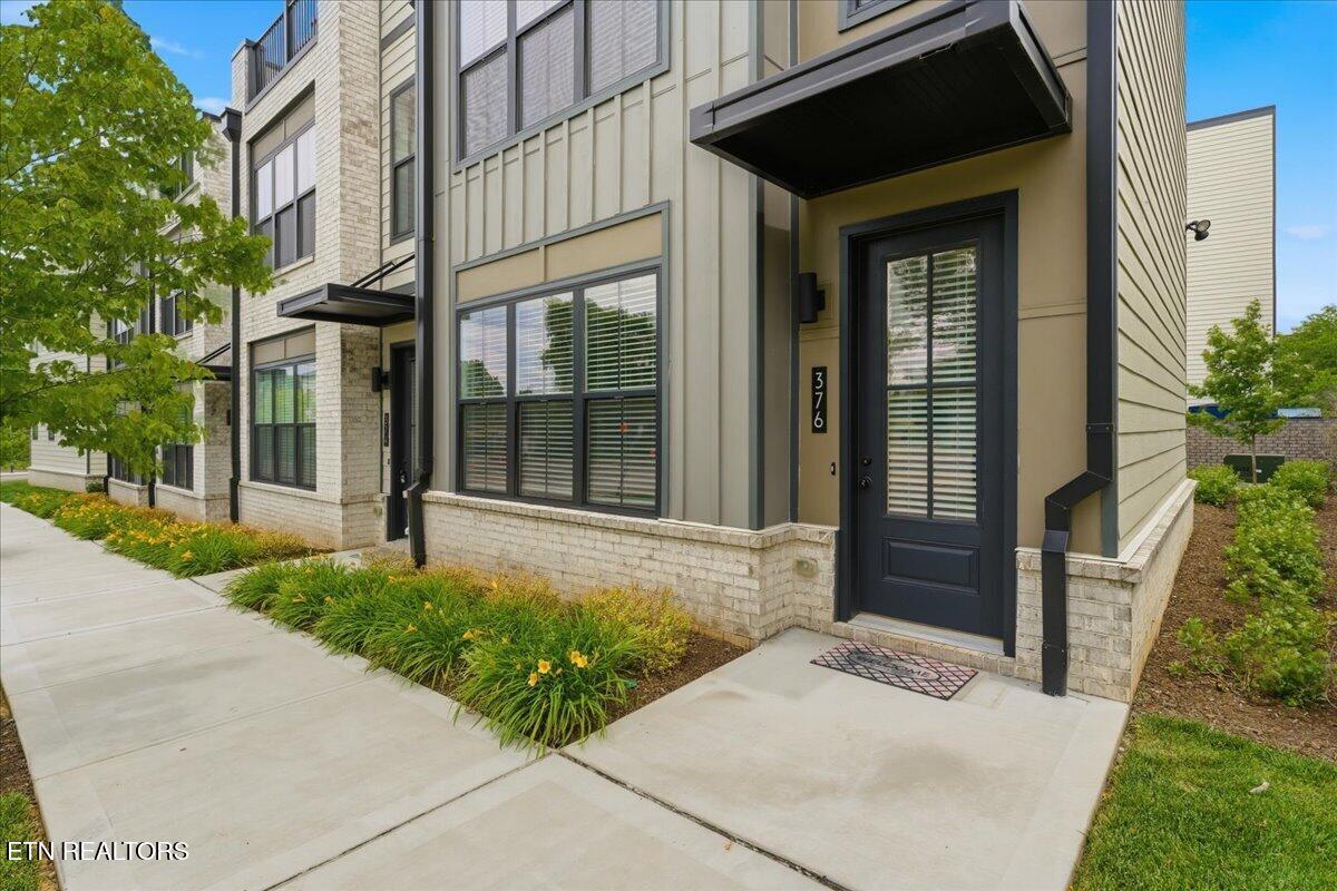 Image 4: 04-Exterior