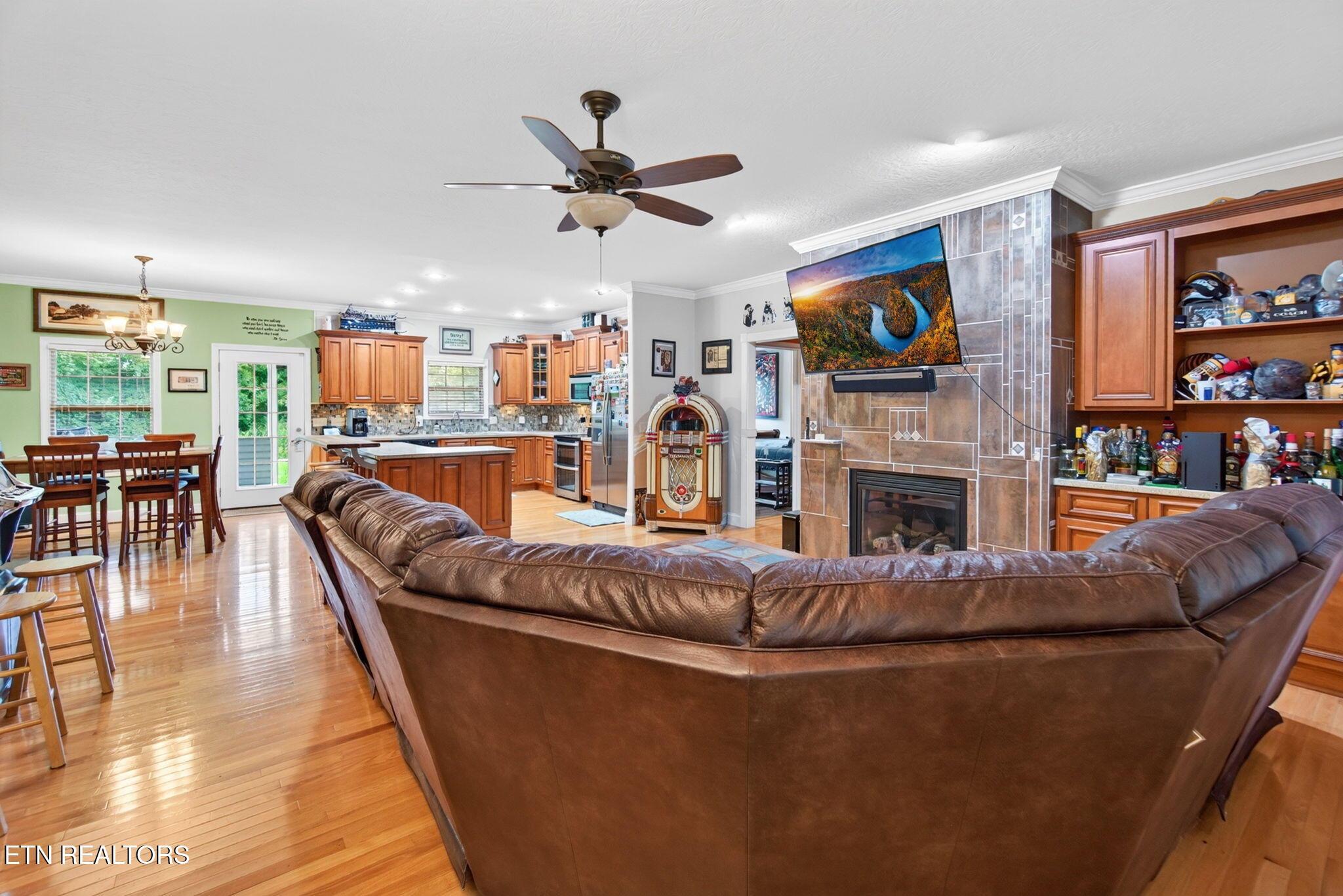 Image 4: 21-web-or-mls-2010 Ona Rd_19