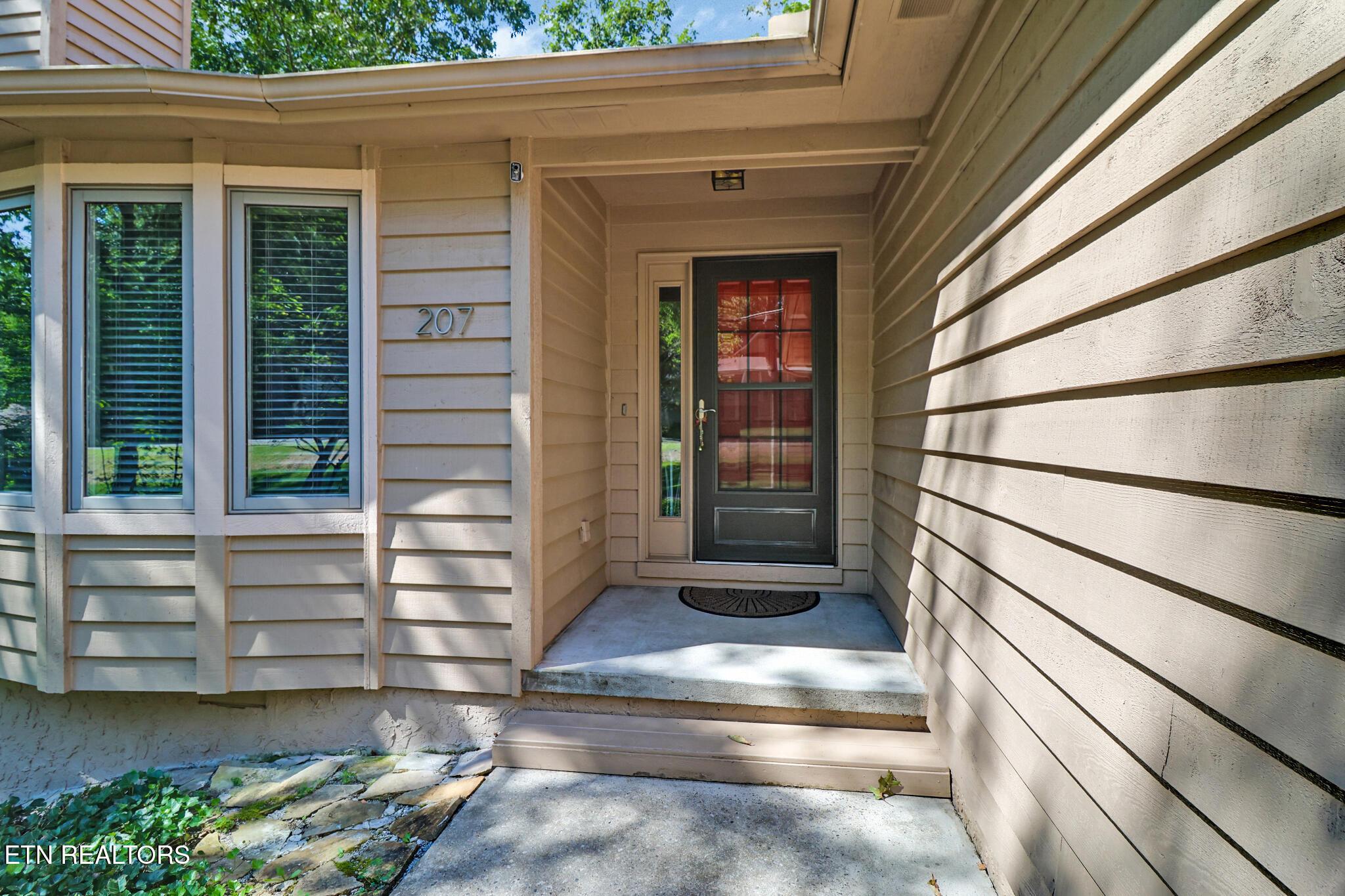 Image 1: COVERED ENTRY
