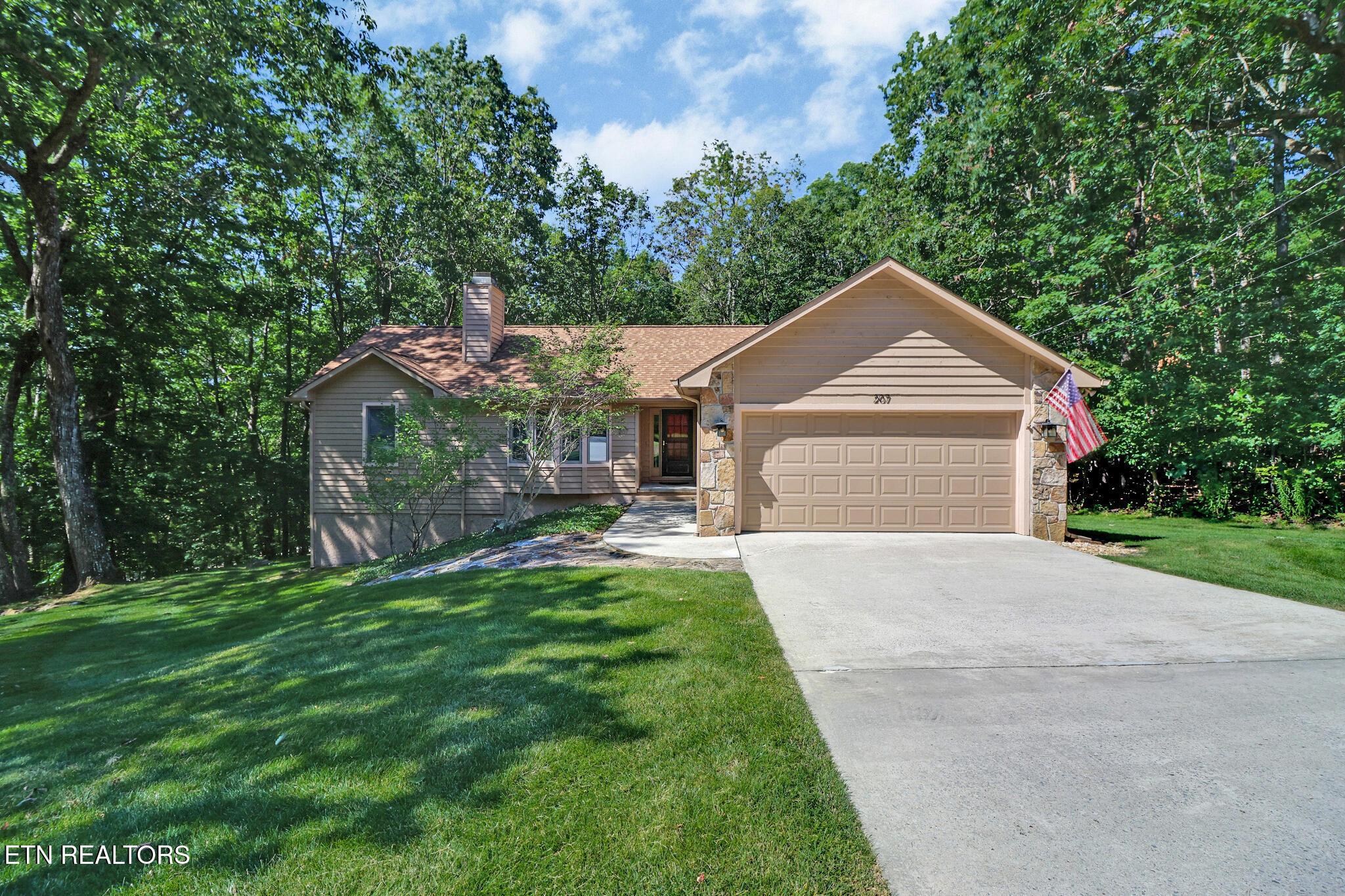 Image 2: GREAT CURB APPEAL
