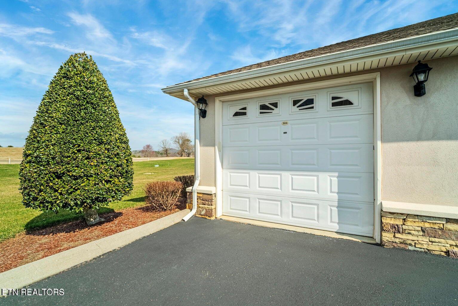 Image 2: 304D garage