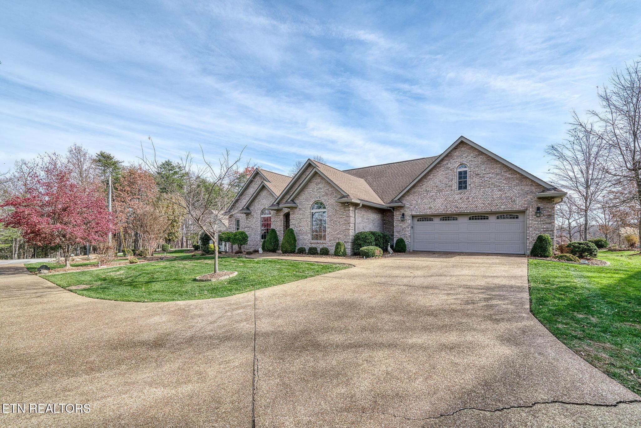 Image 1: Golf Front Home!