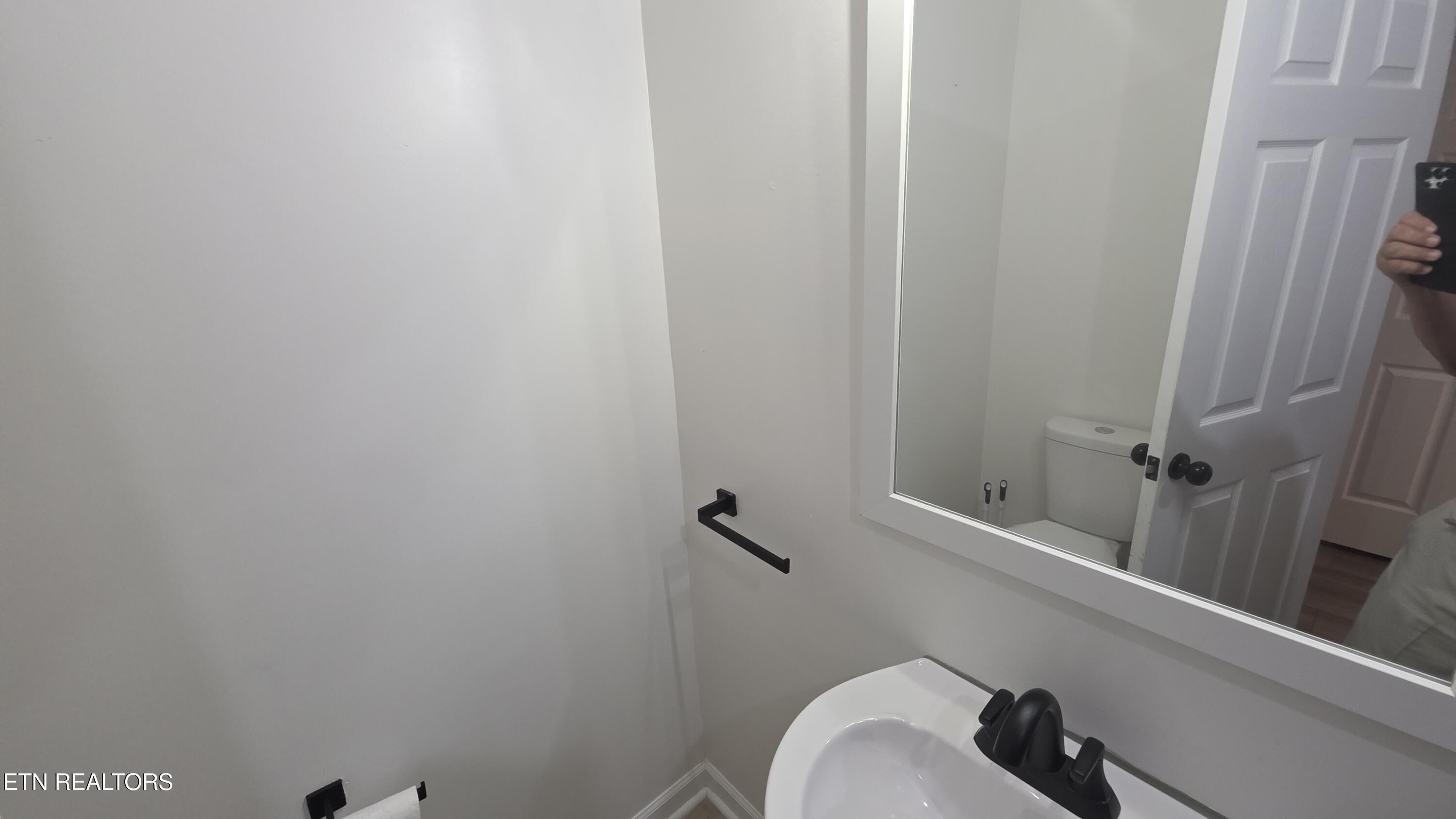 Image 4: Bath - half