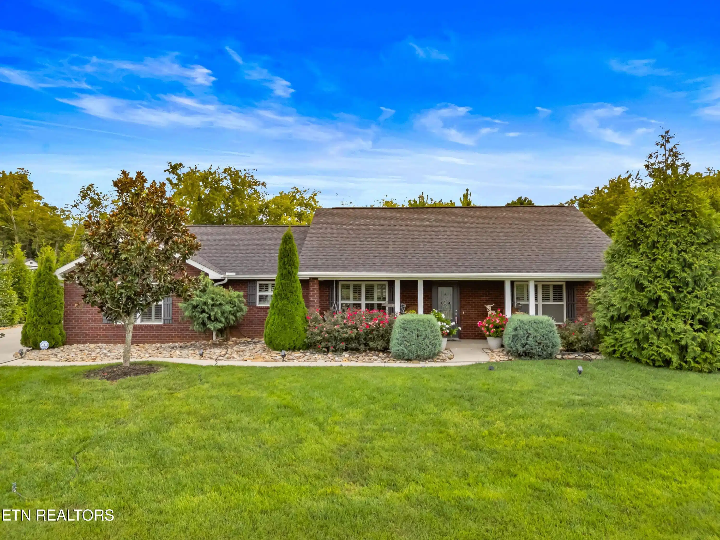 Image 1: 001-136CrosslakeLane-Dandridge-TN-37725-
