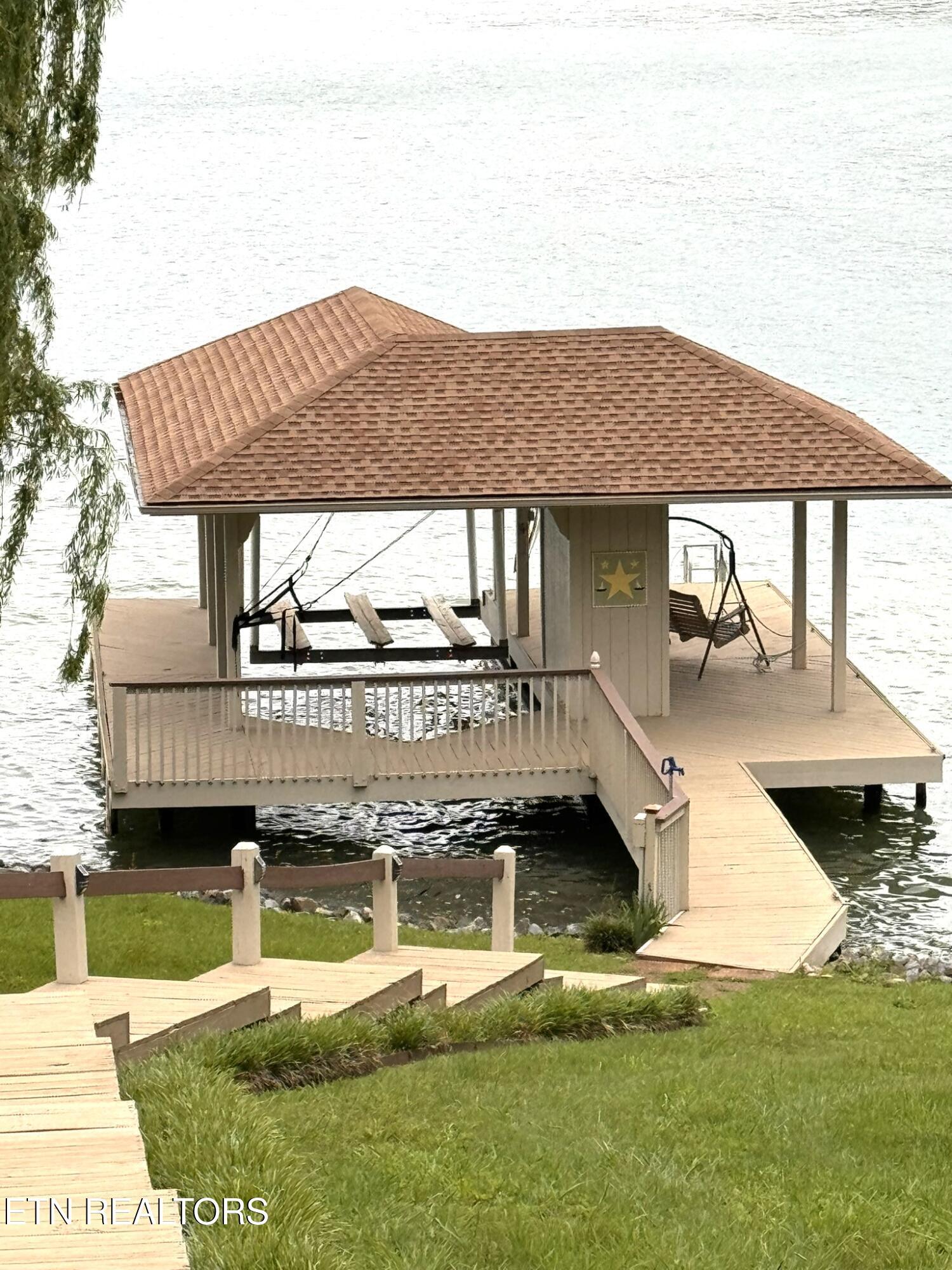 Image 4: dock
